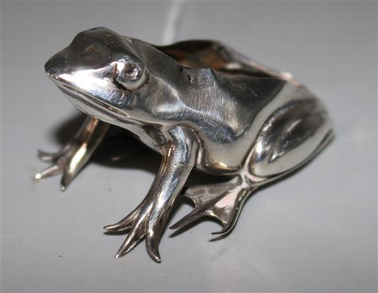 An Edwardian novelty silver pin cushion modelled as a frog, 2.5in.
